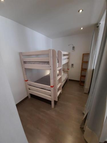  Altissim Griffon -  Room  picture :   Tea/Coffee maker    Shower    TV                           