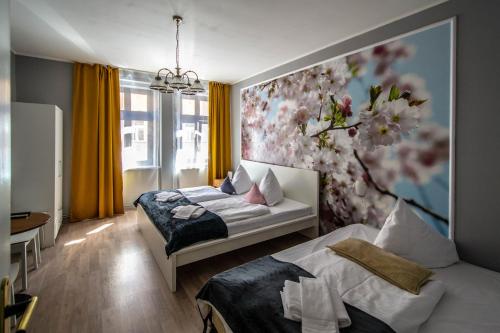 sypialnia z 2 łóżkami i ścianą kwiatową w obiekcie Ruterra Apartment Cimburkova w Pradze