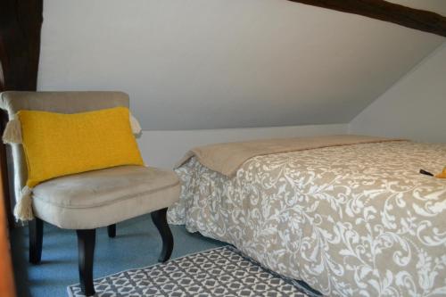 A bed or beds in a room at Le Pigeonnier, maison de charme au pied du château