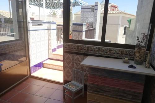 a room with an open door to a balcony at Casa con terraza/Confortable house with terrace in Aigues
