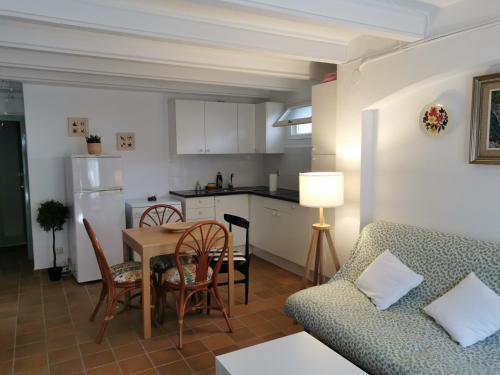Kuchyň nebo kuchyňský kout v ubytování Cozy apartment 30 steps from the ocean