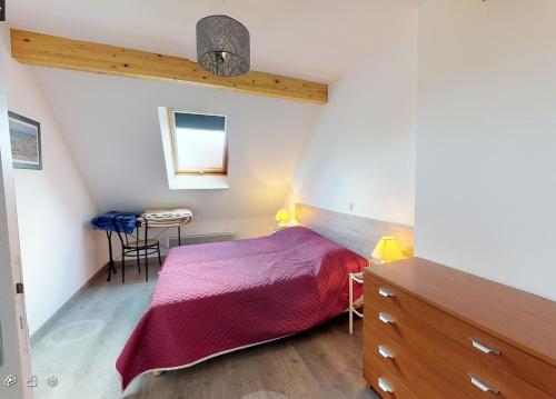 1 dormitorio con 1 cama con colcha púrpura en Ty Koad en Lanmodez