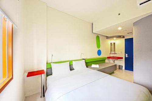 Tempat tidur dalam kamar di POP! Hotel Kemang Jakarta