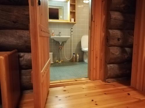 een badkamer met een douche, een toilet en een wastafel bij Kelo Seasons Autumn in Luosto