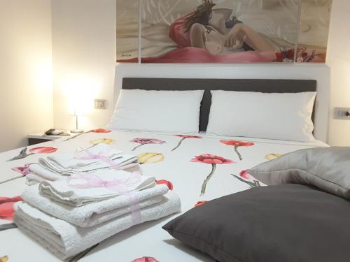 une chambre avec un lit avec des serviettes dessus dans l'établissement Casa Dell'Artista 2, à Salerne