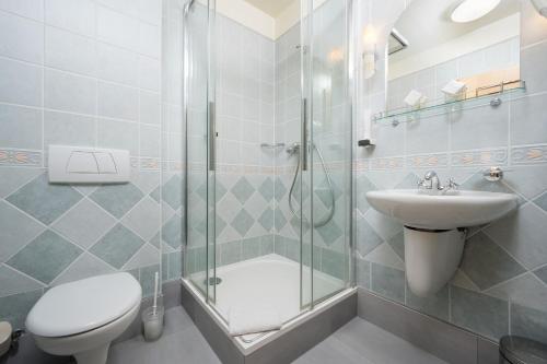 Koupelna v ubytování Hotel Zlaty Lev