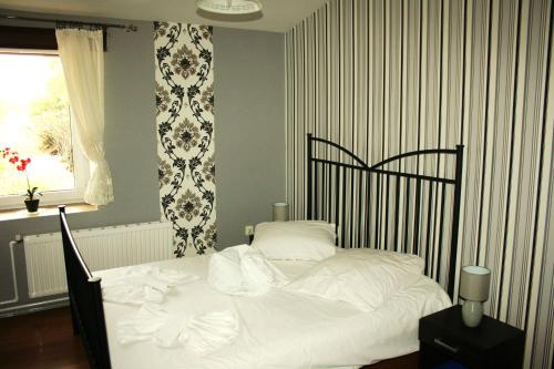 Letto o letti in una camera di Hotel Komfort Inn - Dwór Hubertus