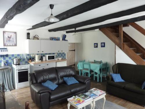un salon avec un canapé et une table dans l'établissement Maison cosy séjour découverte mer et campagne, à Saint-Caradec-Trégomel