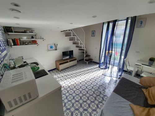 ein Wohnzimmer mit einer Treppe und ein Wohnzimmer mit einem Zimmer in der Unterkunft L & F Apartment's in Minori