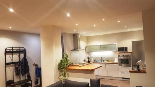 une cuisine avec des armoires blanches et un comptoir en bois dans l'établissement Sea Sun & Beaches, Prado Vélodrome, à Marseille