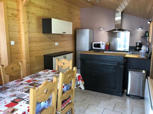 a kitchen with a table and a counter top at Chalet O FIL DE L EAU , jusque 6 pers , à XONRUPT LONGEMER in Xonrupt-Longemer