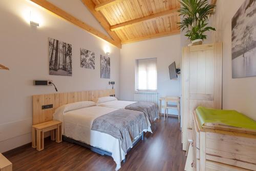 Ένα ή περισσότερα κρεβάτια σε δωμάτιο στο La Rosaleda León - Casa Rural -