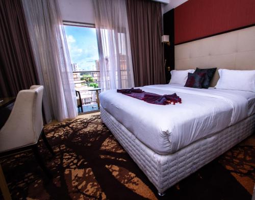 Un pat sau paturi într-o cameră la Hôtel Fleur de Lys Plateau
