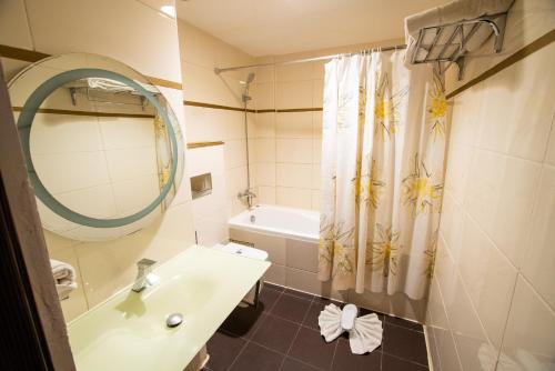 Bilik mandi di Hôtel Fleur de Lys Plateau