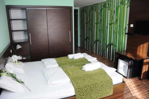 Katil atau katil-katil dalam bilik di Green Hotel Budapest