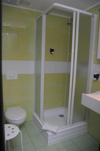 Bilik mandi di Green Hotel Budapest