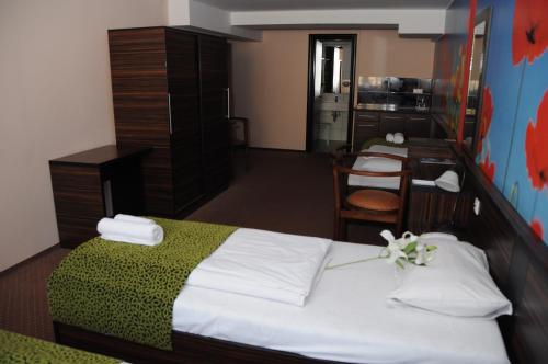 Katil atau katil-katil dalam bilik di Green Hotel Budapest