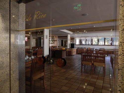 a restaurant with tables and chairs in a room at JK Apart Hotel - Kubitschek Plaza in Brasilia