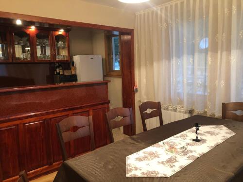 a dining room with a table and a kitchen at Вила Пенчеви, кк. Цигов чарк in Tsigov Chark