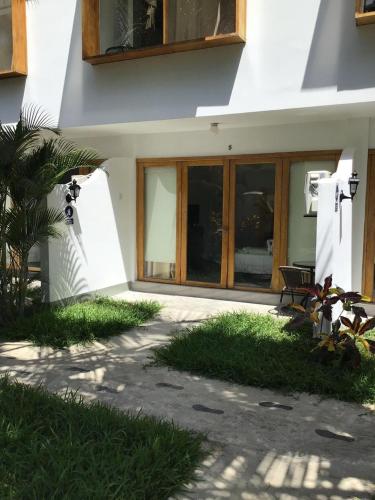 a building with sliding glass doors and a patio at Casa Villamor in Máncora