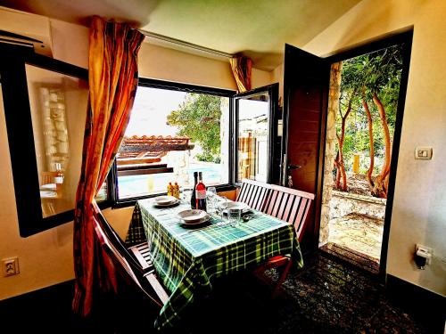 stolik w pokoju ze stołem i oknem w obiekcie Bella Vista apartments with hot pool and jacuzzi w Trogirze