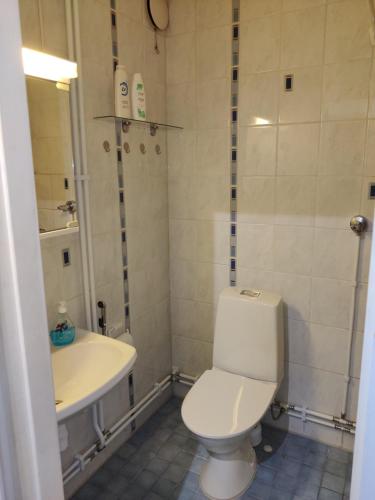 A bathroom at M Apartments Vuorentaustantie