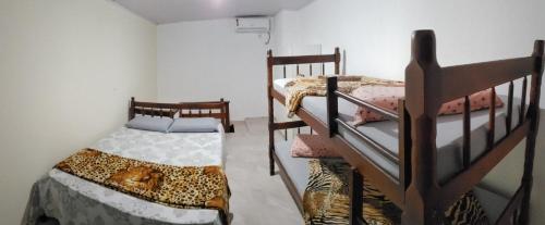 Tempat tidur susun dalam kamar di Hospedagem 3 Estrelas