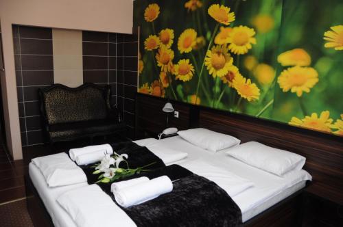 Katil atau katil-katil dalam bilik di Green Hotel Budapest