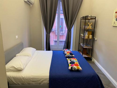 een slaapkamer met een bed met kussens erop bij Felt in love in Catania in Catania