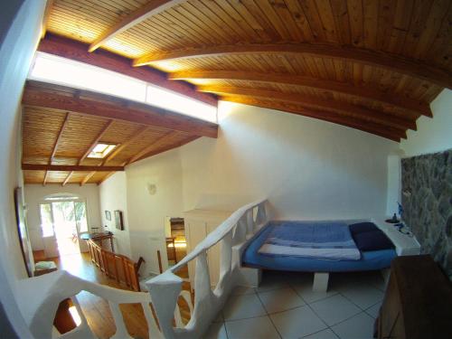 een slaapkamer met een bed in een kamer met een trap bij Casa Condesa - El Guro - Valle Gran Rey - La Gomera in Calera