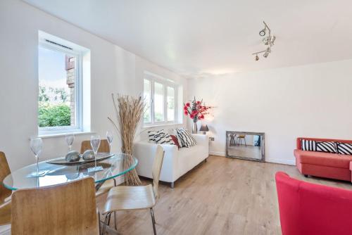 Gallery image of 2 Bed Flat, Dedicated workspace, Parking, 4KTV in London