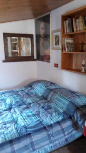 um quarto com uma cama com um edredão azul em Casa vacanza a Campolieto em Campolieto