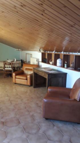 uma sala de estar com um sofá e uma mesa em Casa vacanza a Campolieto em Campolieto