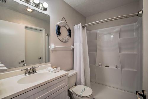 La salle de bains est pourvue d'un lavabo, de toilettes et d'une douche. dans l'établissement Condo with Pool Access Less Than 4 Miles to Siesta Key Beach, à Sarasota