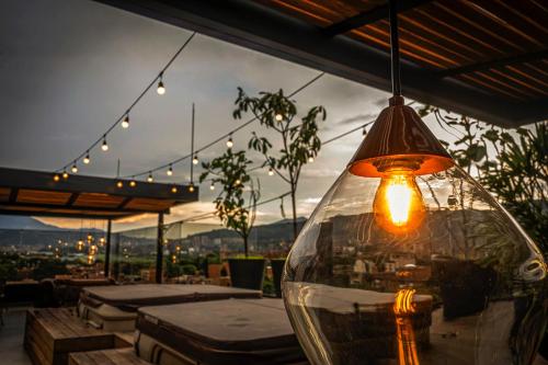 un jarrón de cristal con luz en el patio en Cavalta by Bernalo Hotels, en Medellín