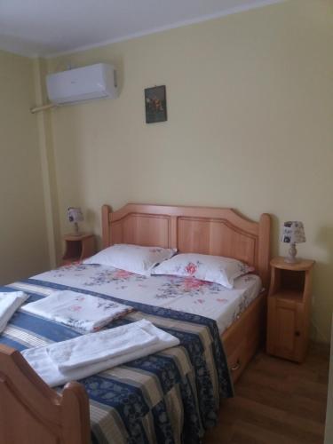 Łóżko lub łóżka w pokoju w obiekcie PENSIUNEA CIREȘUL ALB