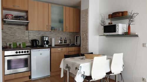 cocina con mesa con sillas y microondas en Wohnung im Grünen, en Fürth