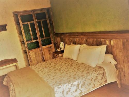 1 dormitorio con cama y ventana en Pousada Engenho da Lagoa, en Garopaba