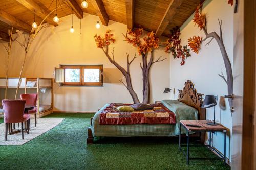 a bedroom with a tree on the wall at Boscoscuro in Ragalna