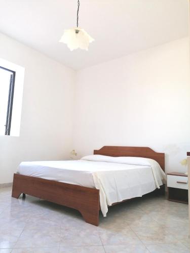 a white bedroom with a bed in a room at villa Lina in Capilungo