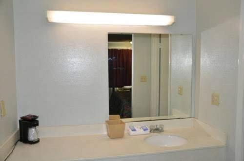 y baño con lavabo y espejo. en Stay Express Inn & Suites Demopolis, en Demopolis