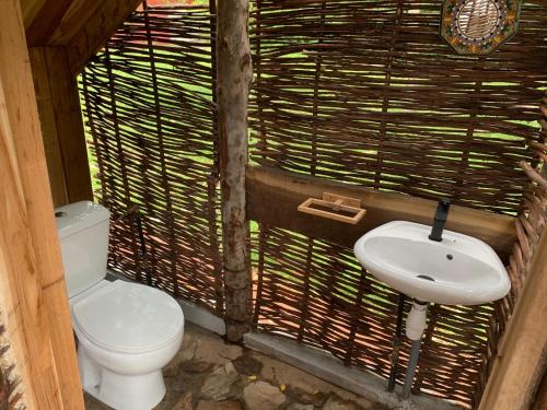 Vonios kambarys apgyvendinimo įstaigoje Natura luxury camp