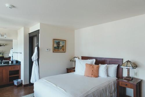 Katil atau katil-katil dalam bilik di Noyo Harbor Inn