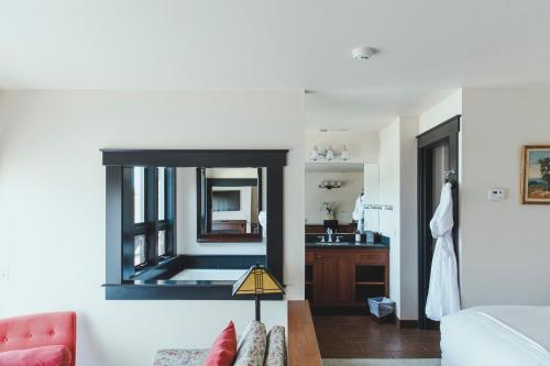 Katil atau katil-katil dalam bilik di Noyo Harbor Inn