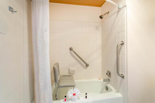 Bilik mandi di Super 8 by Wyndham Evanston