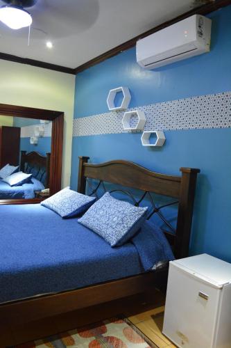 Säng eller sängar i ett rum på Hotel CR Lounge by Little Havana