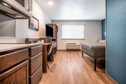 Ένα ή περισσότερα κρεβάτια σε δωμάτιο στο WoodSpring Suites Naples West