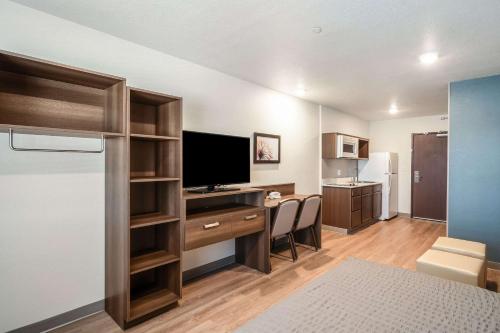 Μια τηλεόραση ή/και κέντρο ψυχαγωγίας στο WoodSpring Suites Naples West