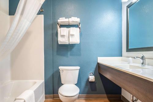 Ένα μπάνιο στο WoodSpring Suites Naples West