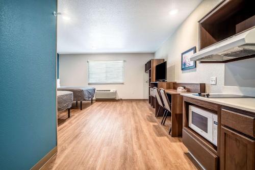 Η κουζίνα ή μικρή κουζίνα στο WoodSpring Suites Naples West